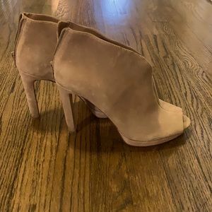 NINE WEST Beige Tariano Heels…sized 9